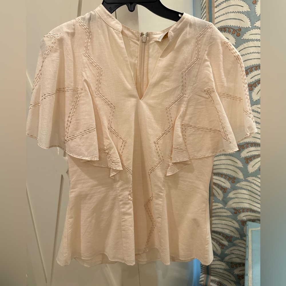 Anna Cate ivory short sleeve top. Beautiful flutter sleeves. Size small. Zipper.